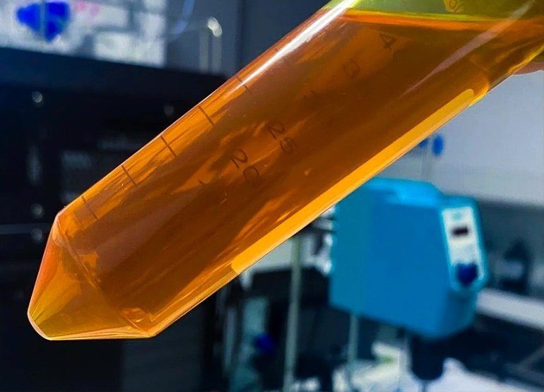 Laboratuvarda turuncu renkli ekstrakt numunesi içeren santrifüj tüpü